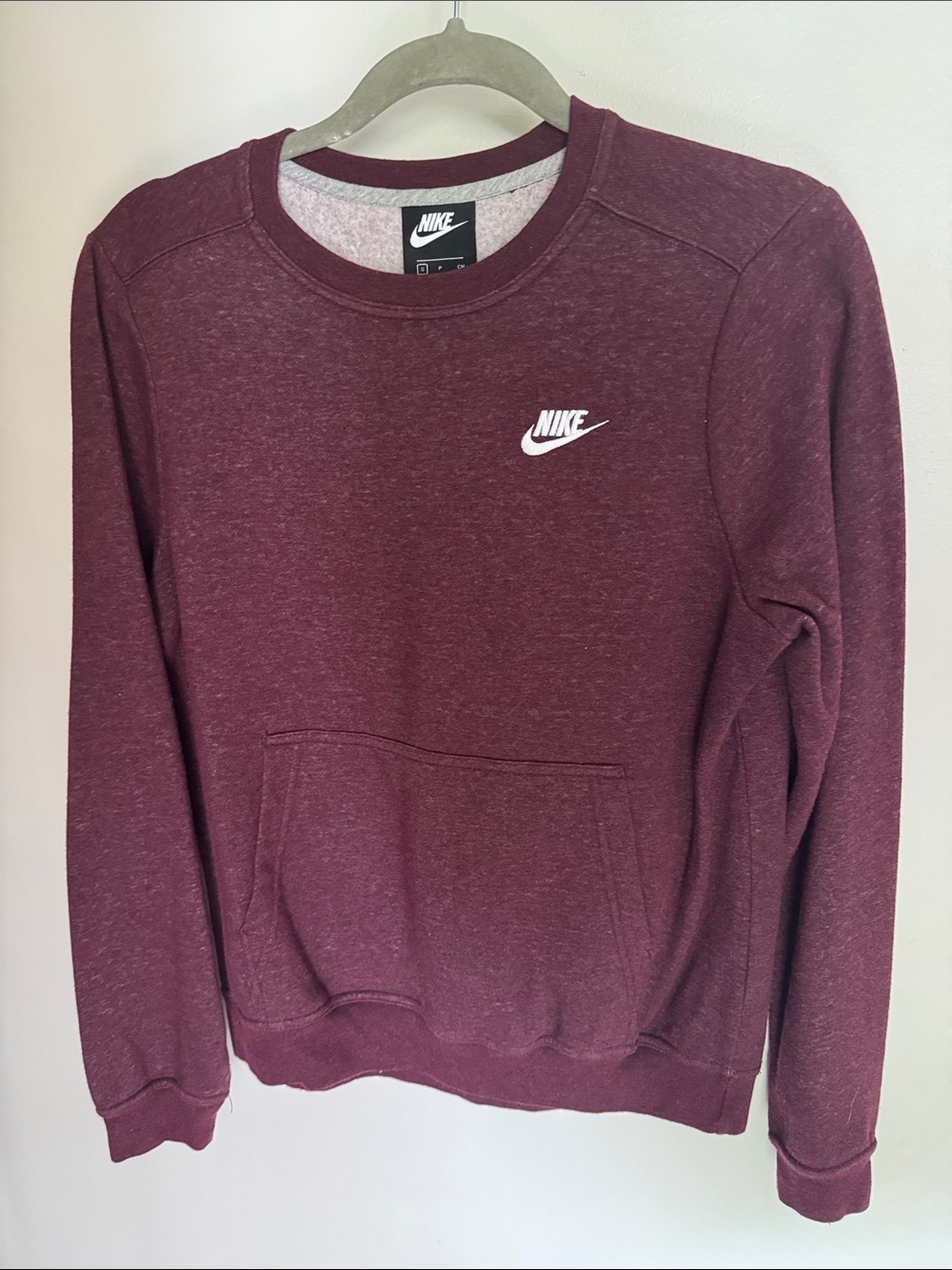 Woman’s Nike Crewneck Sweatshirt in Burgundy Size Small
